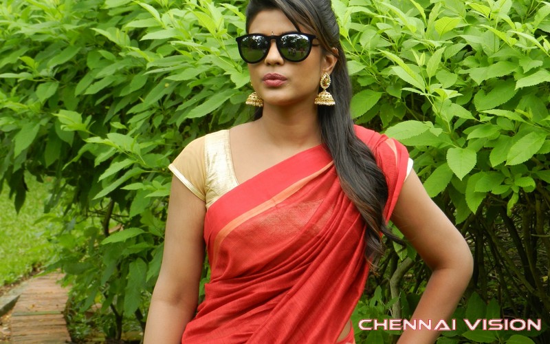 Hello Naan Pei Pesuren Tamil Movie Photos by Chennaivision