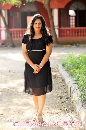 Onbathilirundhu Pathuvarai Tamil Movie Photos