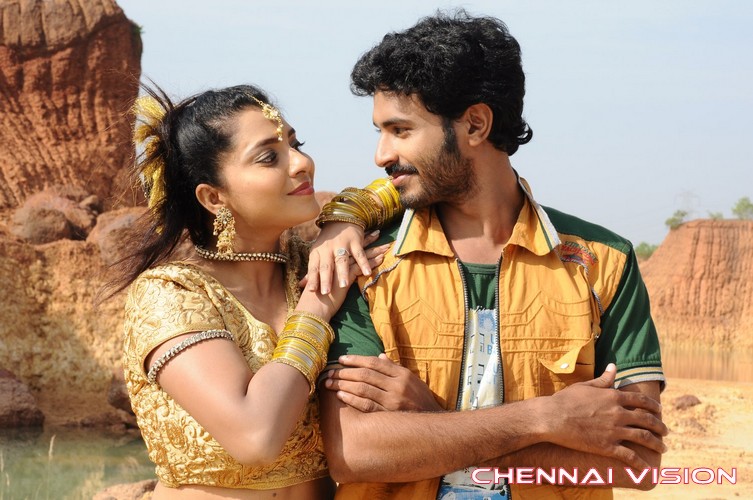 Nee Enna Maayam Seithai Tamil Movie Photos by Chennaivision