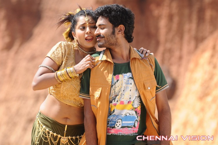 Nee Enna Maayam Seithai Tamil Movie Photos by Chennaivision