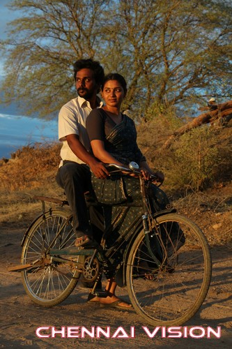 Yendru Thaniyum Tamil Movie Photos by Chennaivision