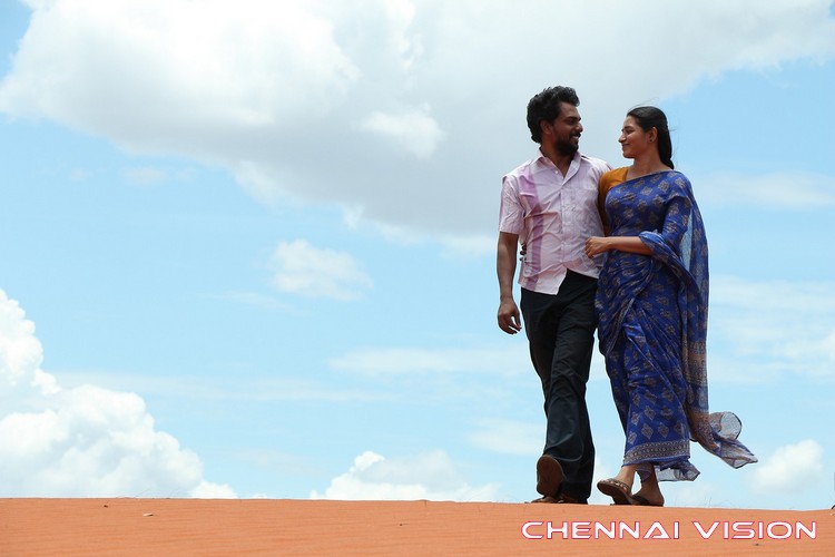 Yendru Thaniyum Tamil Movie Photos by Chennaivision