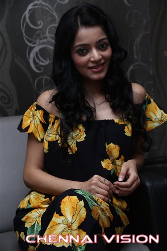 Tamil Actress Janani Iyer Photos