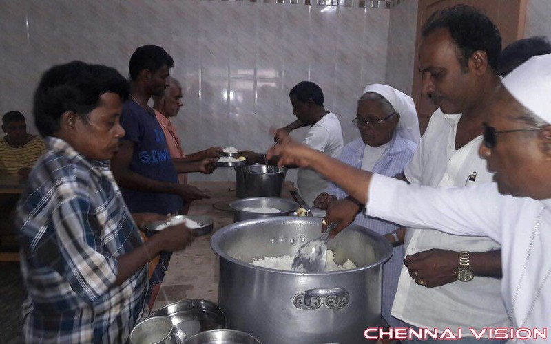 Actor Vishal Provide Food for Mercy Home Photos