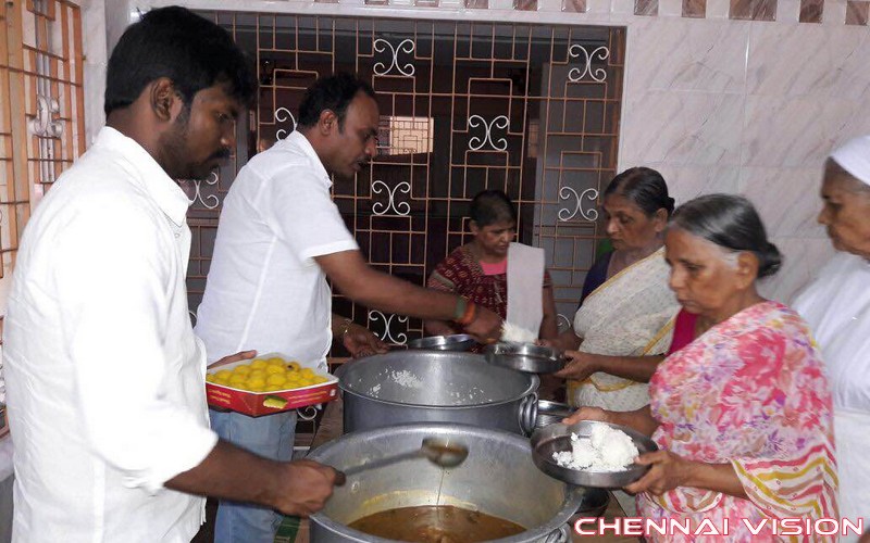 Actor Vishal Provide Food for Mercy Home Photos