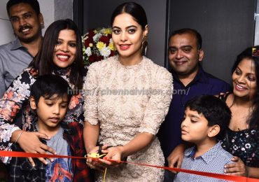 Actress Bindu Madhavi Inaugurates Salon Blow at Velachery Photos