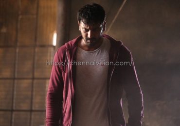 Iravukku Aayiram Kangal Review