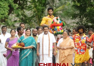 Maniyar Kudambam Tamil Movie Review