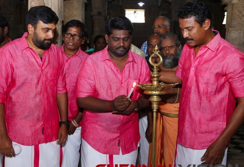 Kombu Vatcha Singamda Movie Pooja Photos 8