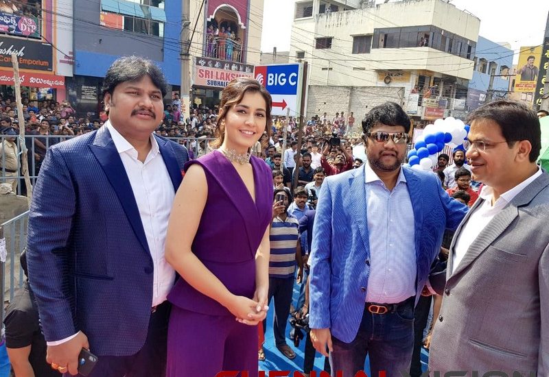 Actress RaashiKhanna launching a Big C store in Rajahmundry Event Photos 1