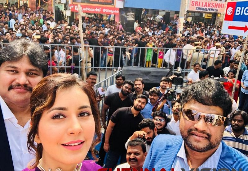 Actress RaashiKhanna launching a Big C store in Rajahmundry Event Photos 2