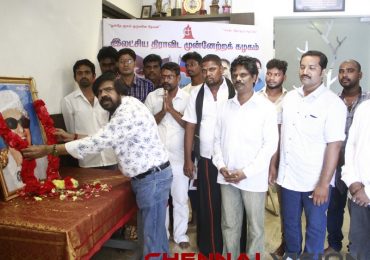 TR Pays Respect To MGR Photos