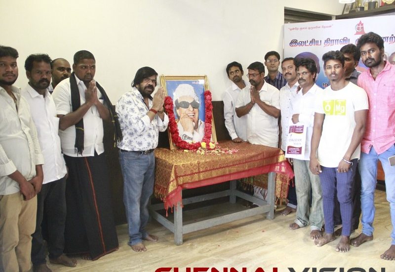 TR Pays Respect To MGR Photos 7