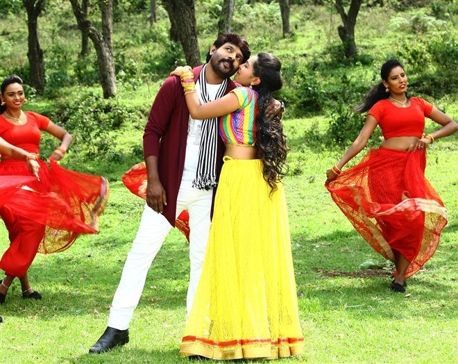 Avathara Vettai Tamil Movie Photos 8