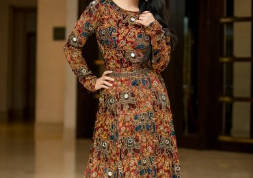 Actress Janani Iyer Photos