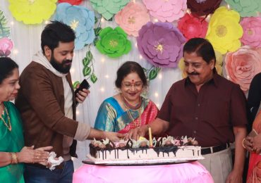 கலைமாமணி டாக்டர் ஜெயசித்ராவின் பிறந்தநாளை பிரம்மாண்டமாகக் கொண்டாடிய அவரது மகனும் பிரபல இசையமைப்பாளருமான அம்ரிஷ்