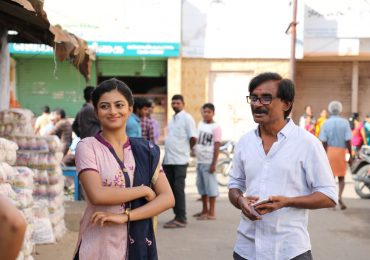 Kamali From Nadukkaveri Movie Review