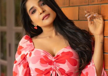 Pretty Actress @ssakshiagarwal dazzles in her cute pinky pinky outfit