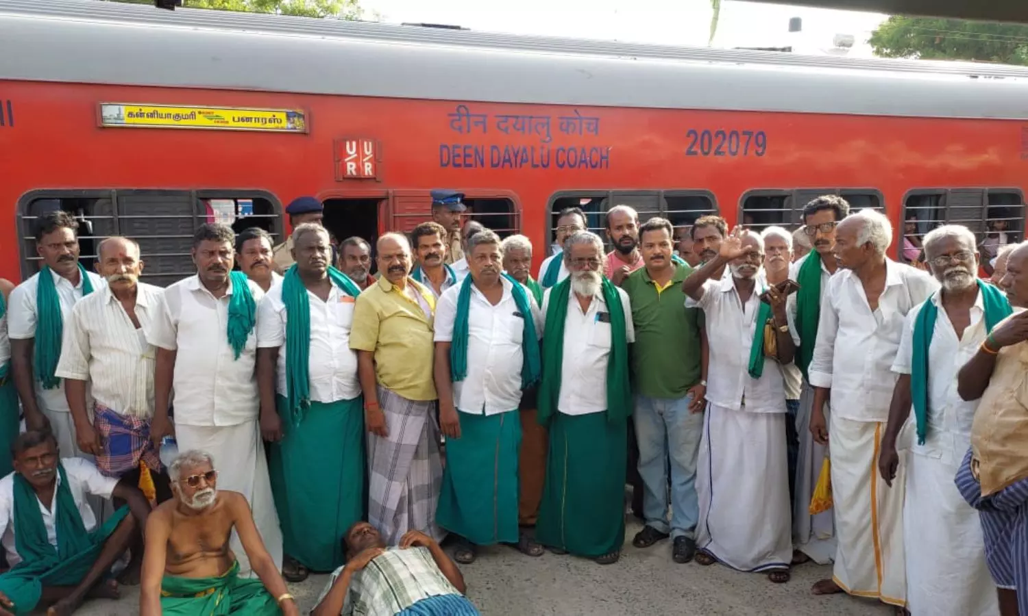 Delta farmers heading to Varanasi to contest against Prime Minister Modi deboarded from train