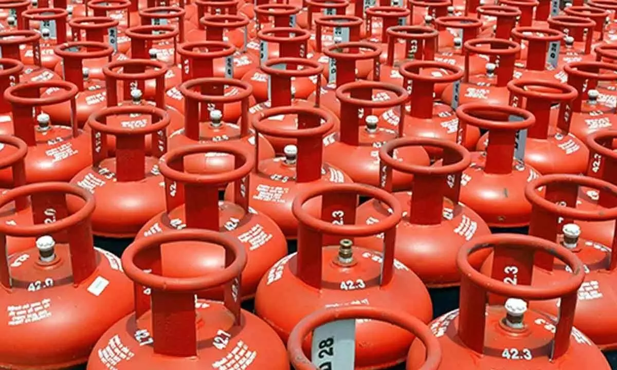 Centre asks fuel retailers to maintain 30-day LPG reserves