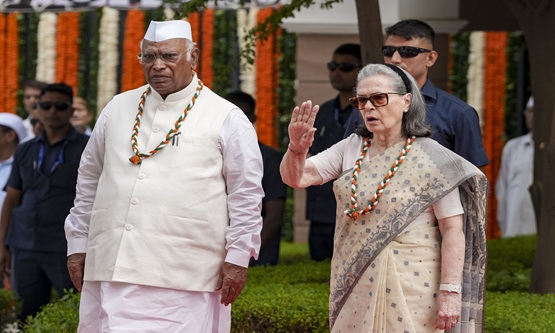 Madhya Pradesh CM seeks apology from Sonia, Raul over Vande Mataram row
