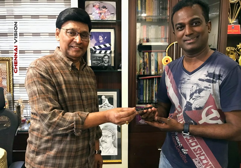 Legendary Screenwriter K. Bhagyaraj Gifts ‘Beep’ Director a Pen After Reading the Script