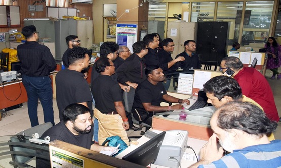 Bank strike called off at last minute as unions reach agreement with IBA