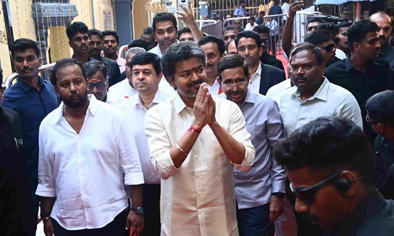 Vijay offers prayers at Sri Kanaga Durga temple in Vijayawada; holds water talks with Chandrababu Naidu